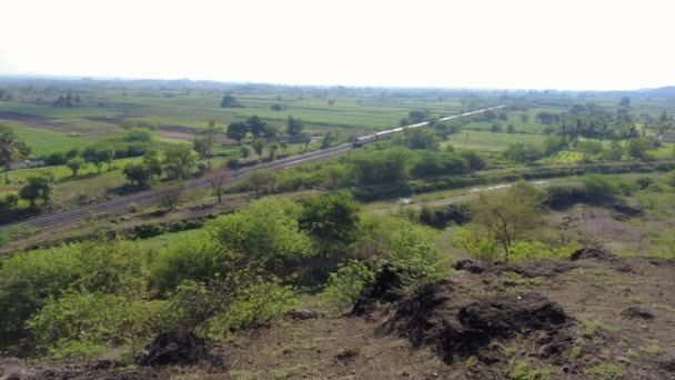 Пасажирський Поїзд Під Приводом Дизельного Локомотива Урулі Поблизу Пуне Індія — стокове відео