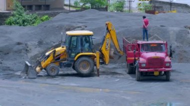 Pune Hindistan 'da açık bir alanda çalışan bir toprak kazıcı makinesi..