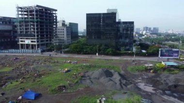 Pune India 'daki muson sezonunda Kharadi bölgesinde sabahın erken saatlerinde çekilmiş bir sahne. Muson Haziran 'dan Eylül' e kadar Pune 'da yıllık yağmur mevsimidir..