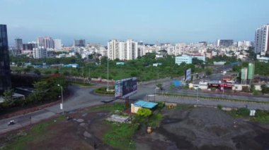 Pune India 'daki muson sezonunda Kharadi bölgesinde sabahın erken saatlerinde çekilmiş bir sahne. Muson Haziran 'dan Eylül' e kadar Pune 'da yıllık yağmur mevsimidir..