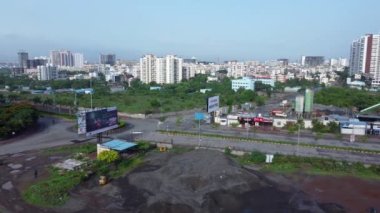 Pune India 'daki muson sezonunda Kharadi bölgesinde sabahın erken saatlerinde çekilmiş bir sahne. Muson Haziran 'dan Eylül' e kadar Pune 'da yıllık yağmur mevsimidir..