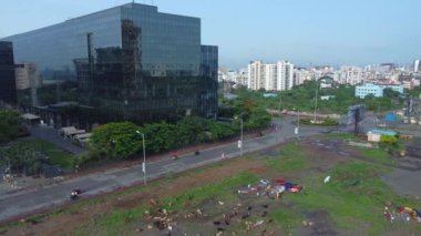 Pune India 'daki muson sezonunda Kharadi bölgesinde sabahın erken saatlerinde çekilmiş bir sahne. Muson Haziran 'dan Eylül' e kadar Pune 'da yıllık yağmur mevsimidir..