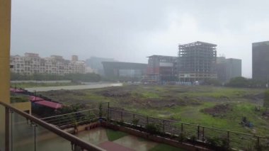 Pune India 'daki muson sezonunda Kharadi bölgesinde sabahın erken saatlerinde çekilmiş bir sahne. Muson Haziran 'dan Eylül' e kadar Pune 'da yıllık yağmur mevsimidir..