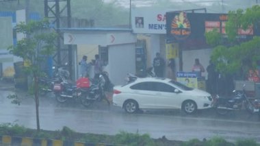 Pune India 'daki muson sezonunda Kharadi bölgesinde sabahın erken saatlerinde çekilmiş bir sahne. Muson Haziran 'dan Eylül' e kadar Pune 'da yıllık yağmur mevsimidir..