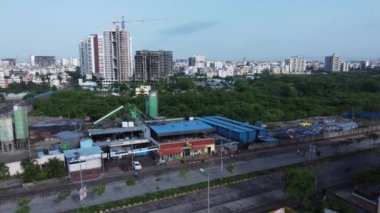 Pune India 'daki muson sezonunda Kharadi bölgesinde sabahın erken saatlerinde çekilmiş bir sahne. Muson Haziran 'dan Eylül' e kadar Pune 'da yıllık yağmur mevsimidir..
