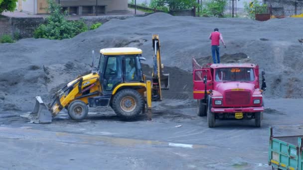 インディアのオープンフィールドでの作業中の地球掘削機 — ストック動画