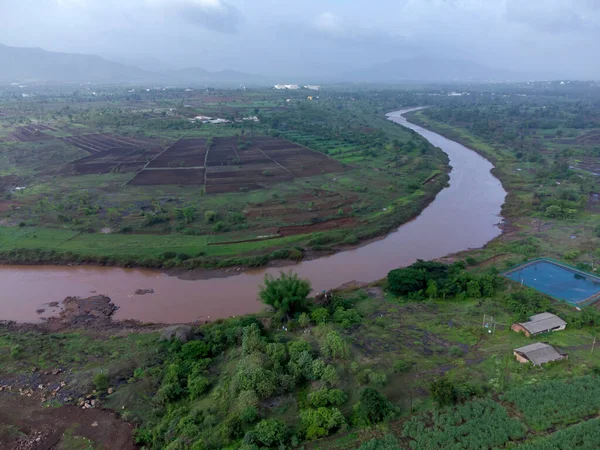 Pune Hindistan yakınlarındaki Bhor 'da Nira Nehri' nin havadan görünüşü.