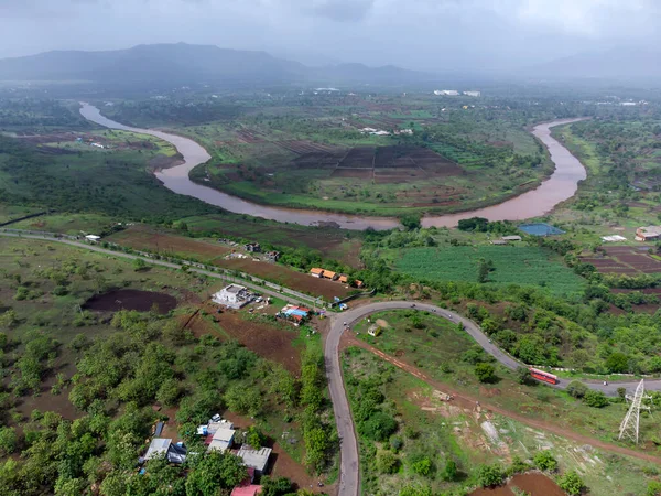 Pune Hindistan yakınlarındaki Bhor 'da Nira Nehri' nin havadan görünüşü.