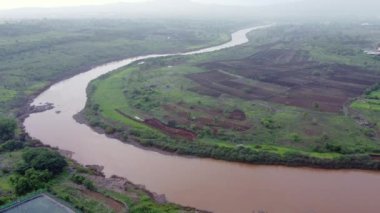 Pune Hindistan yakınlarındaki Bhor 'da Nira Nehri' nin havadan görünüşü.