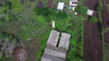 Pune India yakınlarındaki Bhor 'da kırsal muson manzarasının hava görüntüleri..