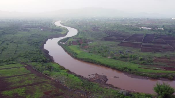 プネー インディア近郊のブールでのニラ川の空中風景 — ストック動画