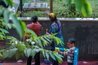 Pune, Hindistan 3 Mart 2026: İnsanlar Pune Hindistan 'da Holi' nin canlı festivalini organik renkler ve geleneksel müzikle kutluyor.