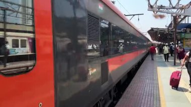 Mumbai, Hindistan - 07 Ocak 2024: Mumbai 'den Mumbai' ye Solapur Vande Bharat Ekspresi Mumbai yakınlarındaki Kalyan Junction Tren İstasyonu.