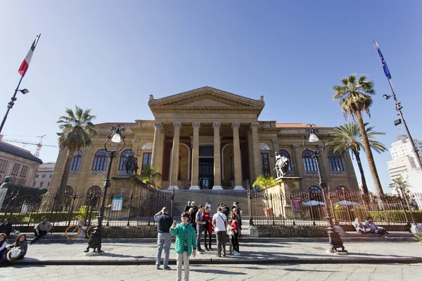 Das berühmte opernhaus teatro massimo in palermo, italien. — Stockfoto