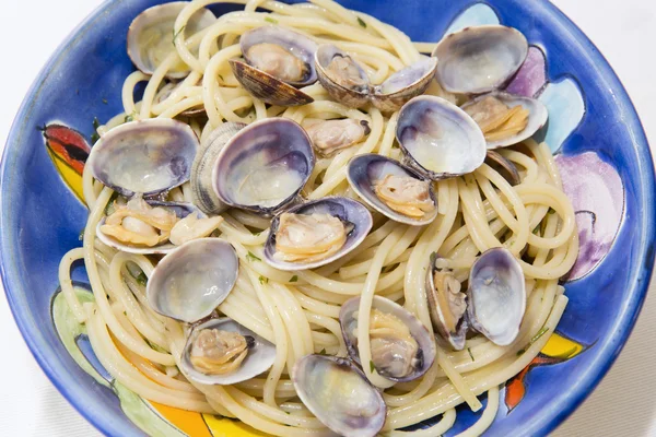 Espaguetis con almejas frescas — Foto de Stock