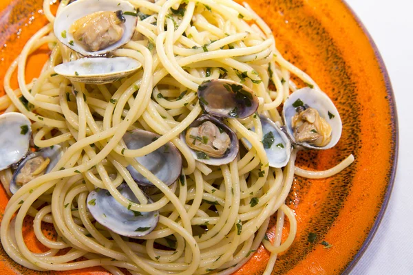 Espaguetis con almejas frescas — Foto de Stock