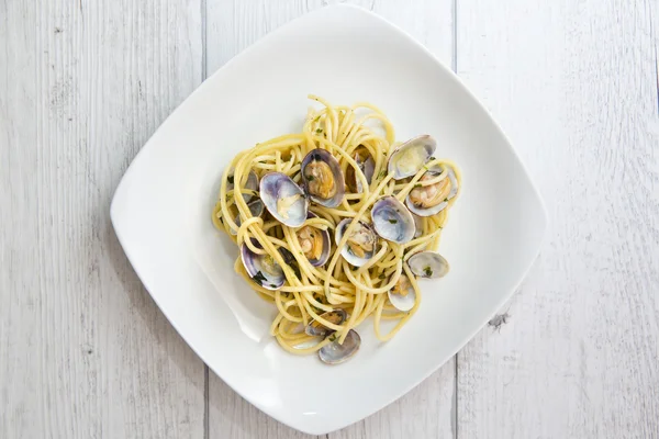 Spaghetti with fresh clams — Stock Photo, Image