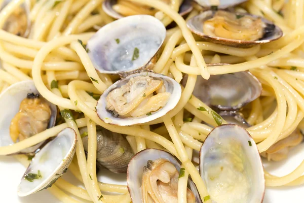 Espaguetis con almejas frescas — Foto de Stock