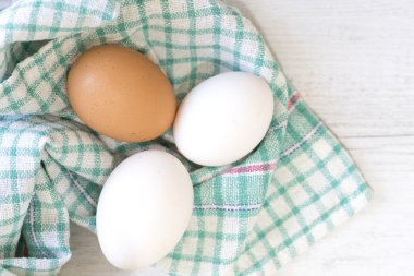 Grup renkli kumaş üzerine üç yumurta