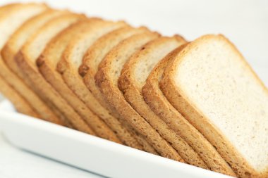 Bir grup beyaz tabakta Peksimet