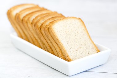 Bir grup beyaz tabakta Peksimet