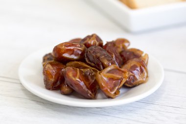 Tarihleri palm bir grup beyaz seramik tabak