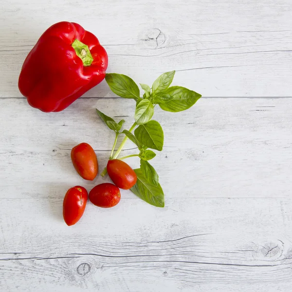 Rode peper, basilicum en tomaten — Stockfoto