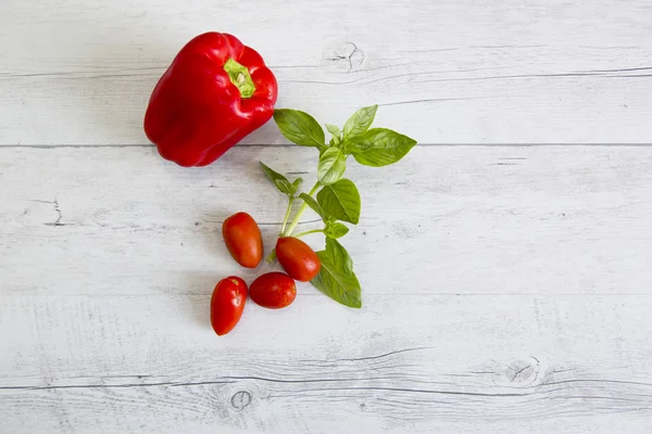 Paprika, Basilikum und Tomaten — Stockfoto