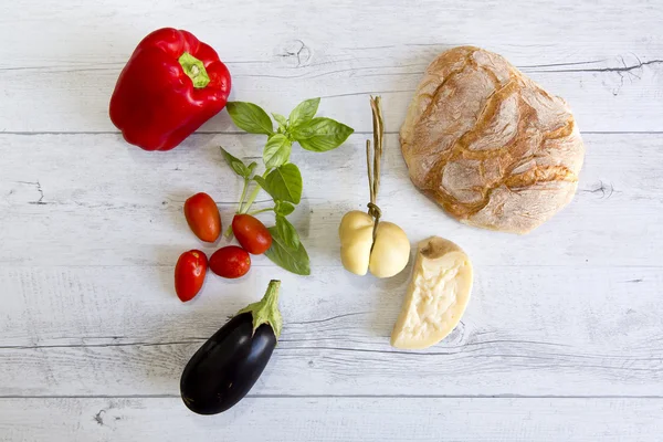 Paprika, Basilikum, Kirschtomaten, Auberginen und Brot — Stockfoto