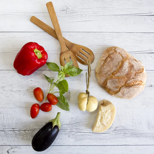 Rode peper, basilicum, cherry tomaten, aubergine, brood en kaas — Stockfoto