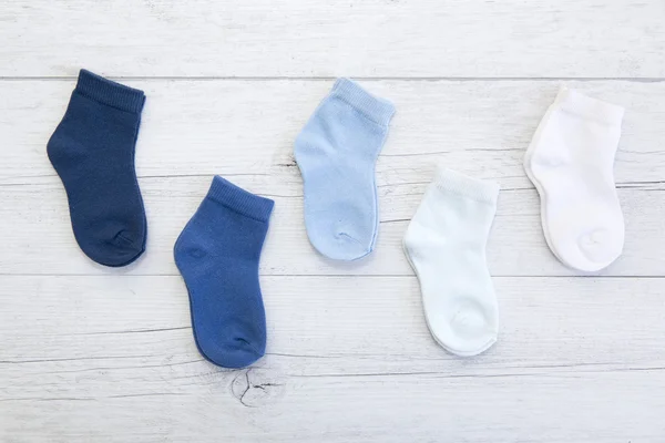 Chaussettes bébé avec différentes nuances de bleu — Photo