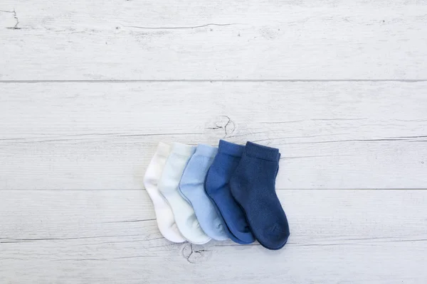 Chaussettes bébé avec différentes nuances de bleu — Photo