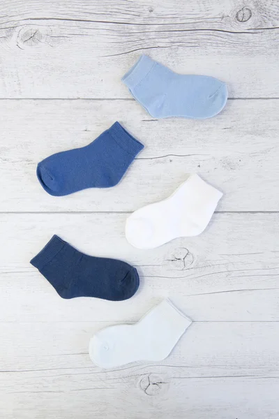 Chaussettes bébé avec différentes nuances de bleu — Photo
