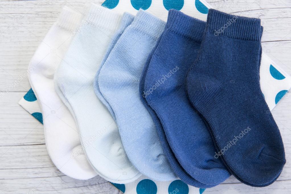 Calzini del bambino con diverse tonalità di blu — foto stock ... Tonalità di blu