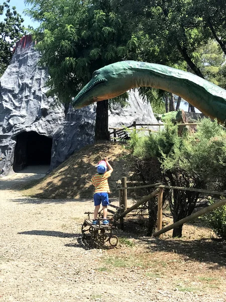 Peccioli Toscane Juli 2019 Toeristen Bezoeken Het Prehistorische Park Van — Stockfoto