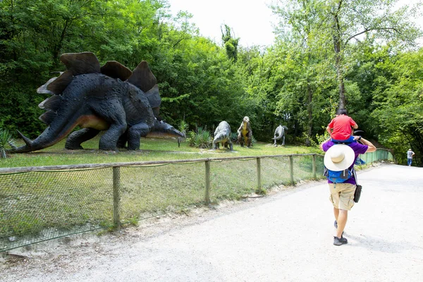 Bussolengo Verona July 2019 Family Visits Bussolengo Prehistoric Park Verona — Stock Photo, Image