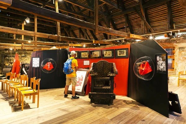 Burg Taufers Juli 2019 Toerist Bezoekt Martelkamer Het Kasteel Van — Stockfoto