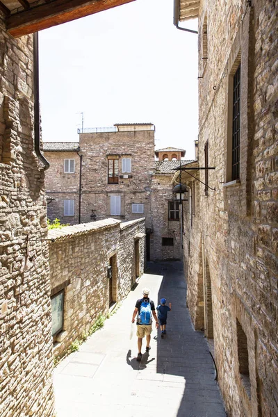 Asisisi Umbria July 2019 Dad Son Tourists Stroll Streets Assisi — Stock Photo, Image