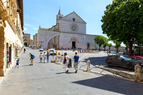 Asisisi Umbria Července 2019 Otec Syn Turisté Procházka Ulicemi Assisi — Stock fotografie