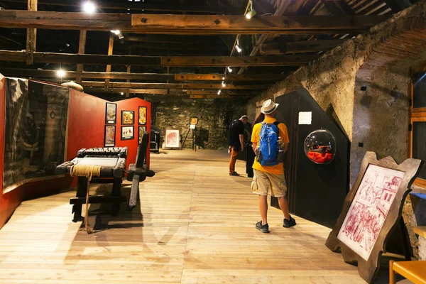 Burg Taufers Juli 2019 Toerist Bezoekt Martelkamer Het Kasteel Van — Stockfoto