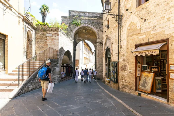 Asisisi Umbria 2019 Július Apa Fia Turisták Séta Assisi Utcáin — Stock Fotó