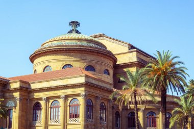 Palermo 'daki Teatro Massimo Vittorio Emanuele' nin güzel bir manzarası.