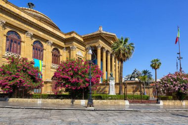 Palermo 'daki Teatro Massimo Vittorio Emanuele' nin güzel bir manzarası.
