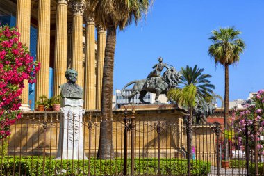 Palermo 'daki Teatro Massimo Vittorio Emanuele' nin güzel bir manzarası.