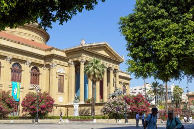 PALERMO, ITALY, 27 Haziran 2019: Palermo 'daki Teatro Massimo Vittorio Emanuele' nin güzel bir manzarası