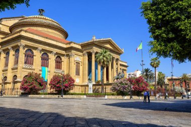 Palermo 'daki Teatro Massimo Vittorio Emanuele' nin güzel bir manzarası.