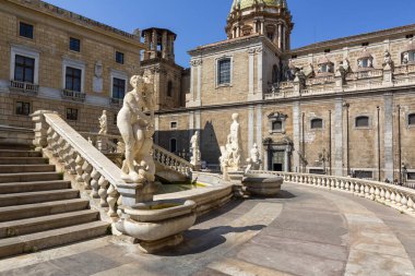 Palermo 'daki Piazza Pretoria' nın ya da Piazza della Vergogna 'nın güzel bir manzarası