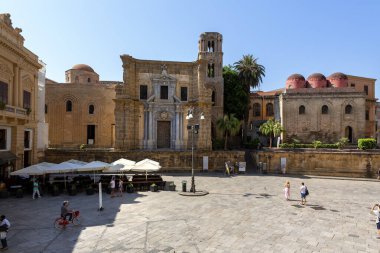 Sicilya, Palermo 'daki Piazza Bellini' nin güzel manzarası. Santa Maria Dell 'Ammiraglio Kilisesi, la Martorana ve San Cataldo Kilisesi.
