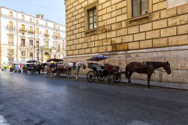 PALERMO, İtalya, 27 Haziran 2019: Palermo 'nun tarihi merkezi, Piazza Pretoria yakınlarındaki Via Maqueda' da Sicilya arabası
