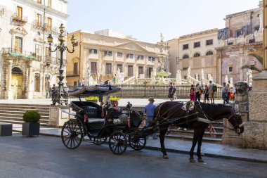 PALERMO, İtalya, 27 Haziran 2019: Palermo 'nun tarihi merkezi, Piazza Pretoria yakınlarındaki Via Maqueda' da Sicilya arabası